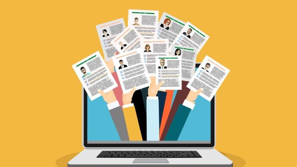 Illustratie met een laptop waar armen uitsteken die ieder een cv omhooghouden