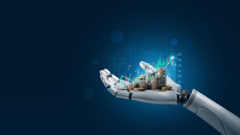 Robothand met munten op een geprojecteerde winstgrafiek