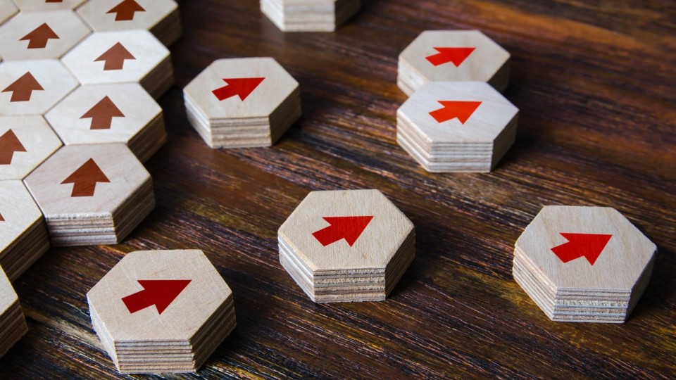 Blokjes met pijltjes waarvan een stel losse blokjes een andere kant opwijst dan de strak uitgelijnde blokjes