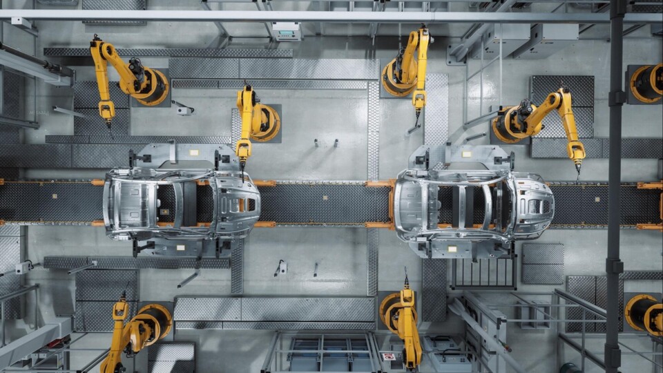 In een fabriek worden aan de lopende band auto´s gemaakt.