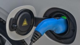 Storing gijzelde urenlang honderden autolaadpalen