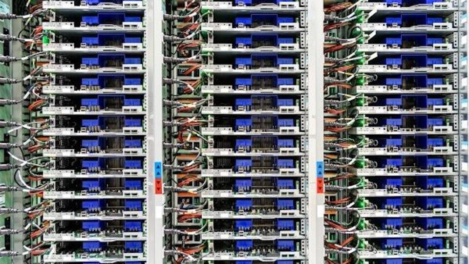 Closeup van snoeren en stekkers in een datacenter