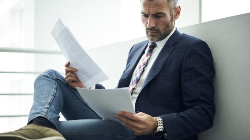 Man bladert aandachtig door papieren