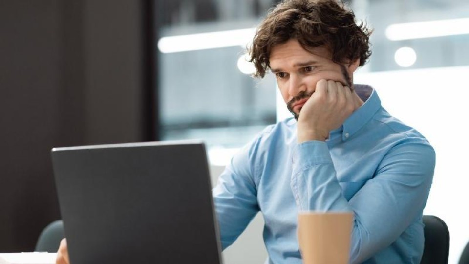 Wanhopig staren naar een laptop