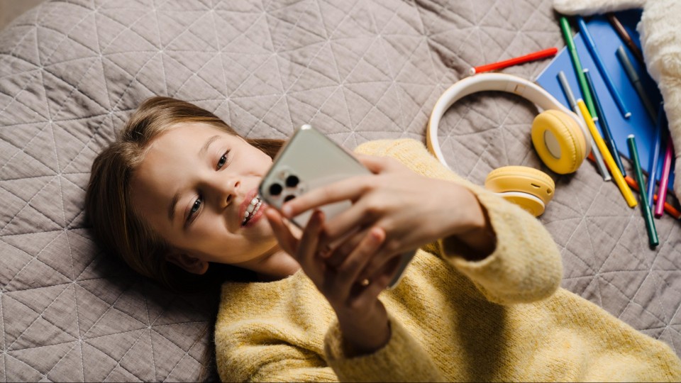 jong kind dat smartphone gebruikt