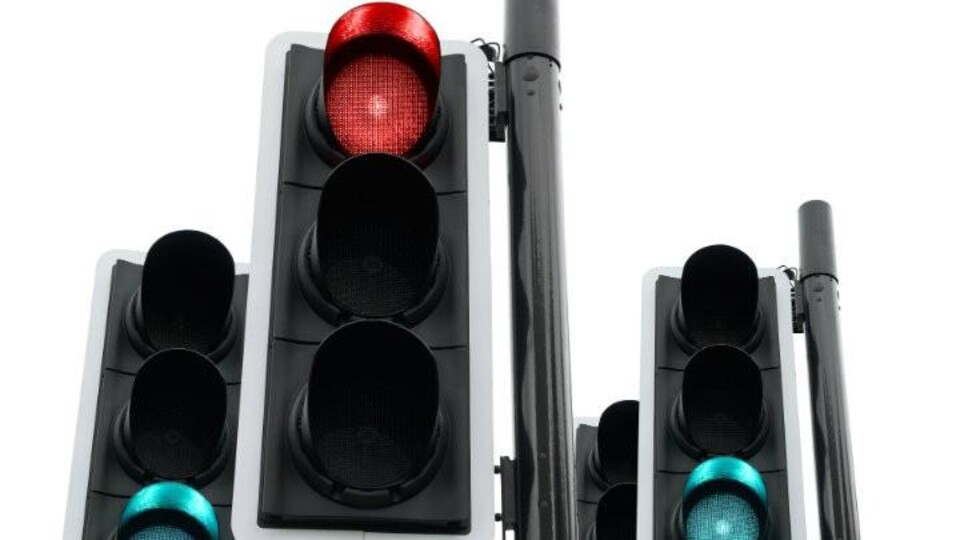 Serie stoplichten waarvan er een op rood staat