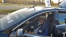 Geblindeerde Tesla rijdt rondjes met VR-bebrilde chauffeur