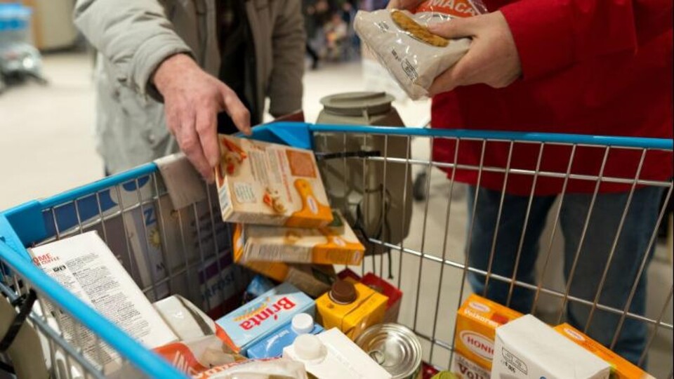 Een winkelwagentje met boodschappen