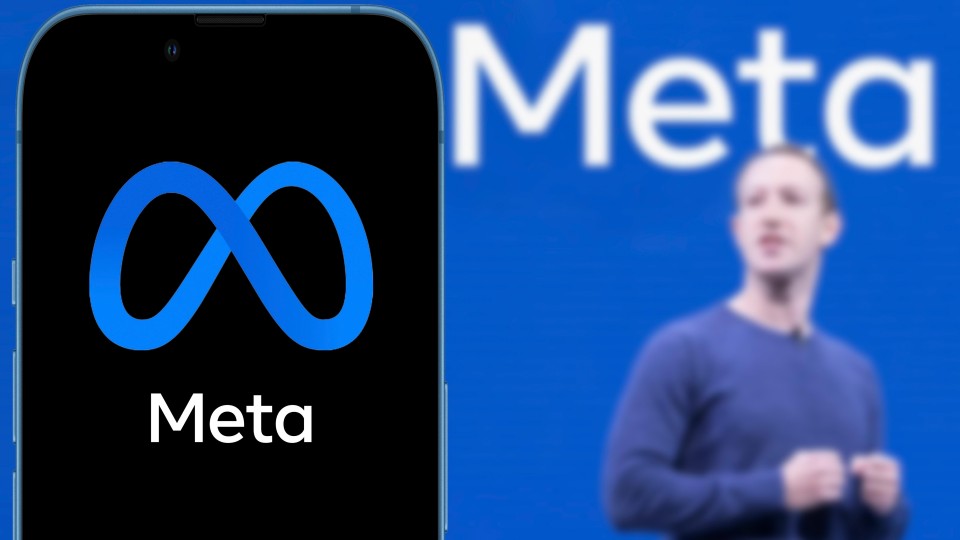 Het logo van Meta, met op de achtergrond een vervaagde foto van CEO Mark Zuckerberg