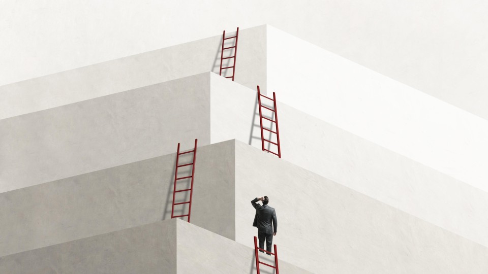 mannetje staat twijfelend bij reeks van ladders een piramide op