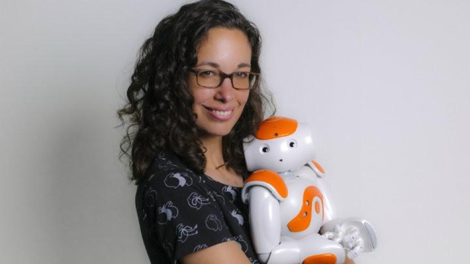 Vanessa Evers met één van haar robots