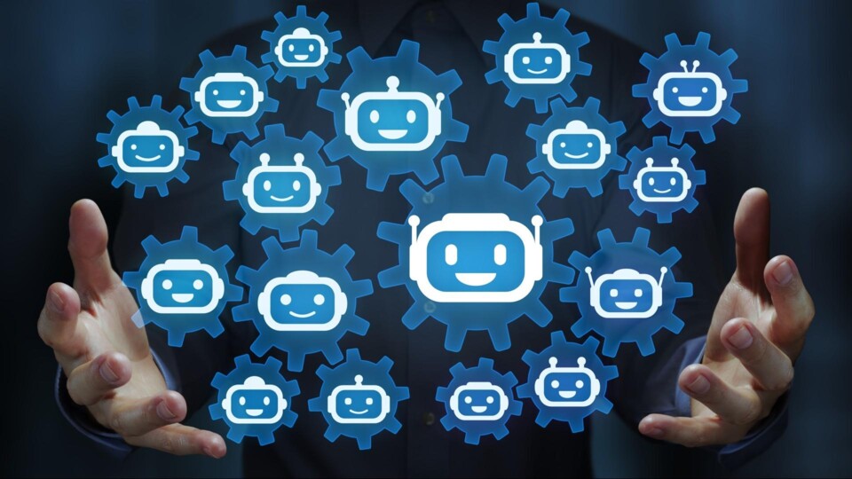 Handen van een persoon met digitale tandwielen met robotgezichten in blauw en wit kleuren.