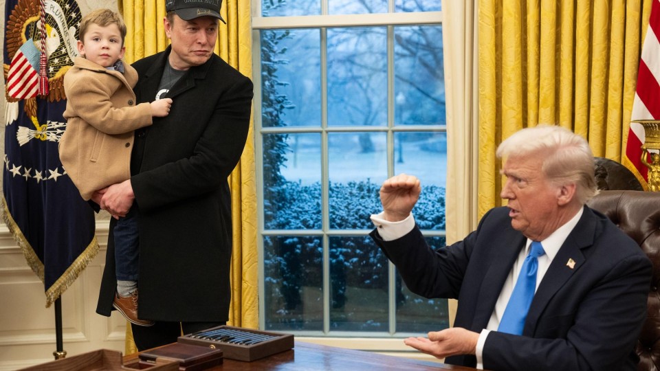 Elon Musk (l) met kind op de arm en Donald Trump