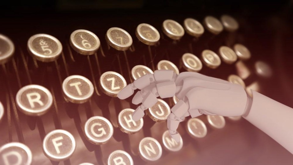 Robothand typt op typemachine