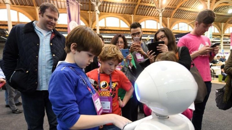 Robot en mens leren van elkaar