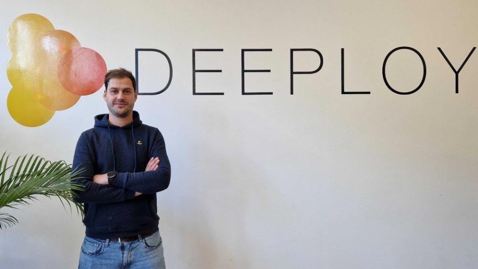 CEO Maarten Stolk voor het Deeploy-logo