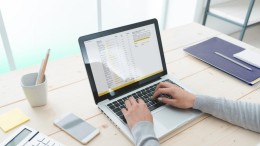 FNV: ‘Werkgever heeft zorgplicht voor thuiswerkplek’