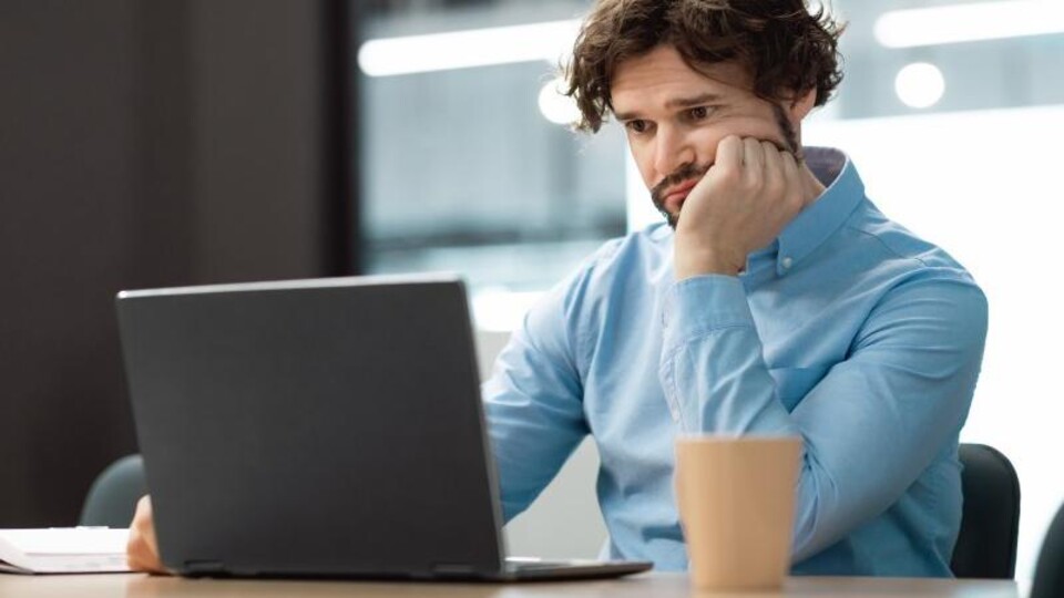 manager staart naar laptop