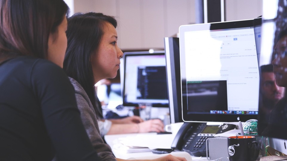 mensen werken op computer