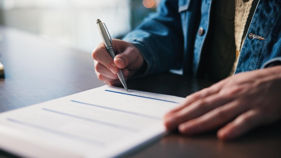 Kantoor, goedkeuring en handen met documenten, ondertekening of overeenkomst voor voorwaarden of investeringsmogelijkheid. 