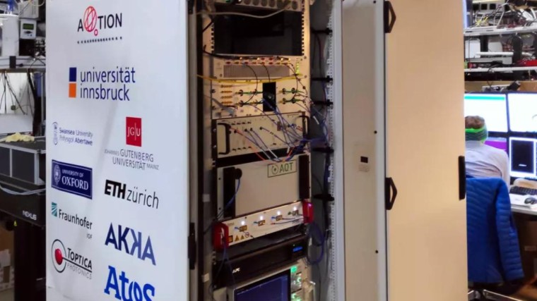 Kwantumcomputer krimpt: past nu in twee 19-inch racks