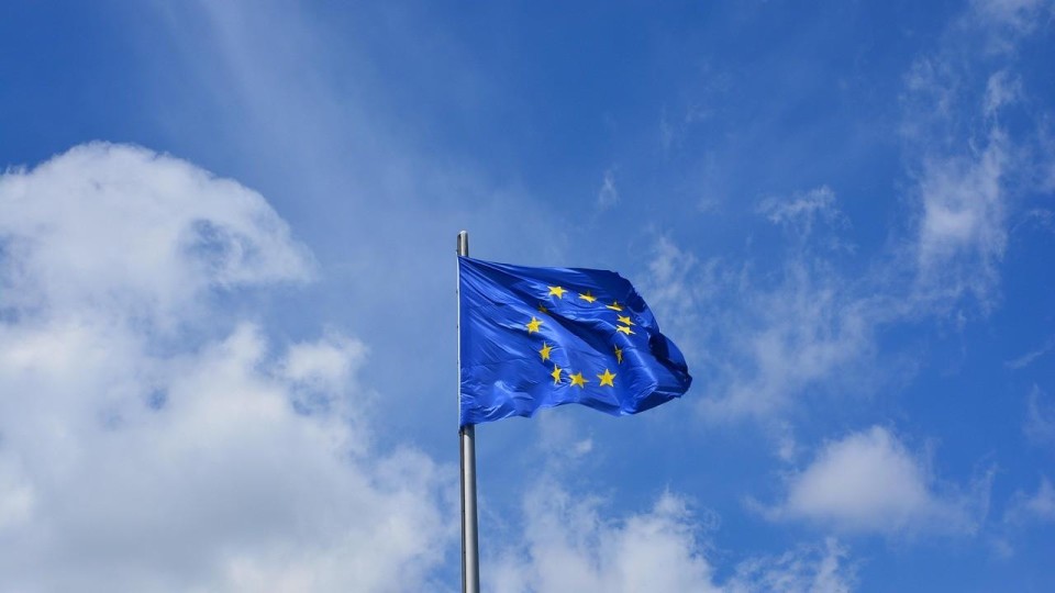 Europese vlag en bewolkte luch