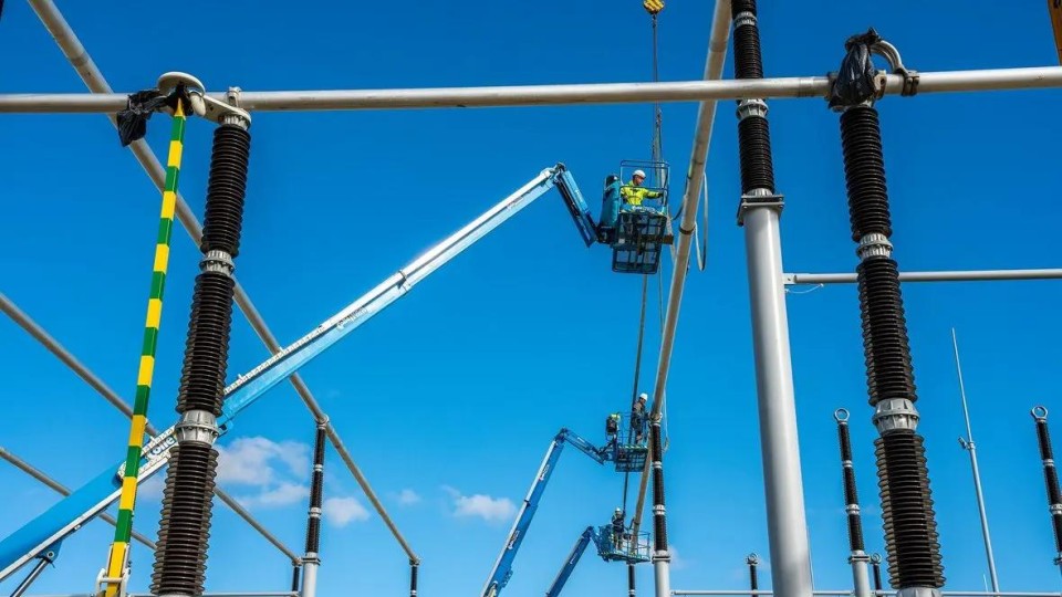 TenneT-monteurs op hoogwerkers