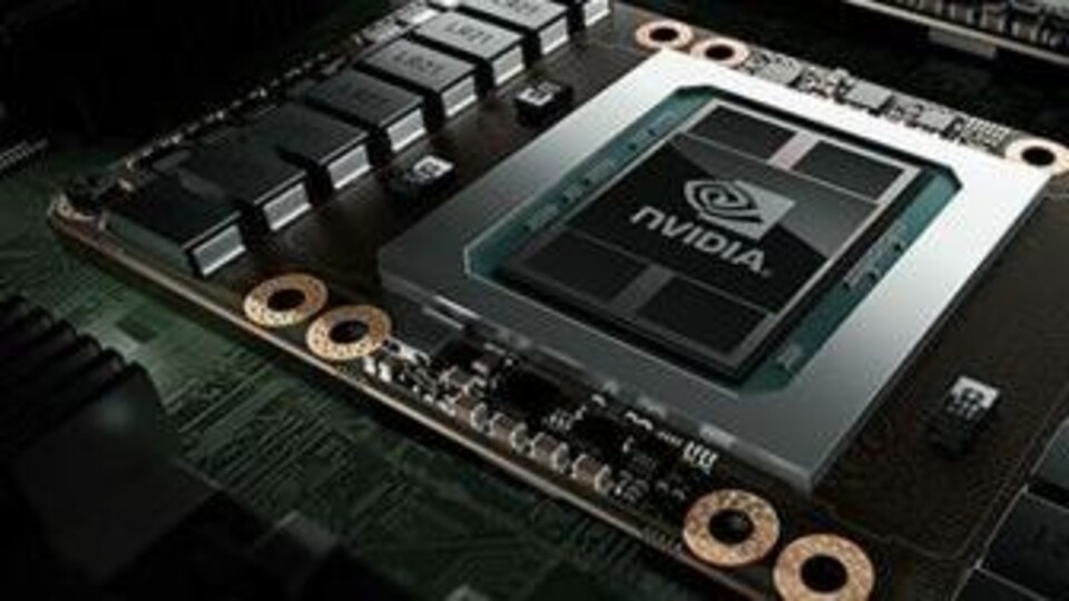 Nvidia Quadro-chip gemonteerd op een moederbord met omliggende elektronische componenten.