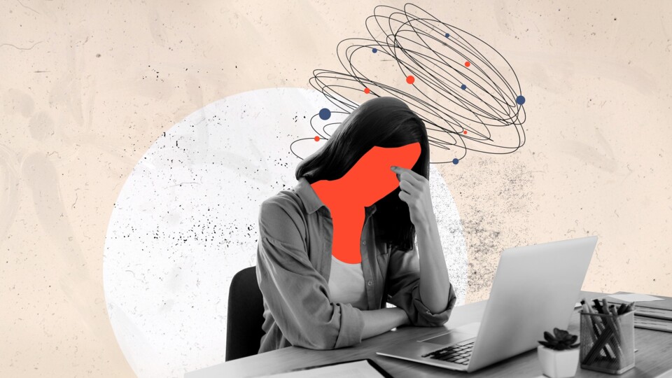 Overwerkte vrouw achter een computer