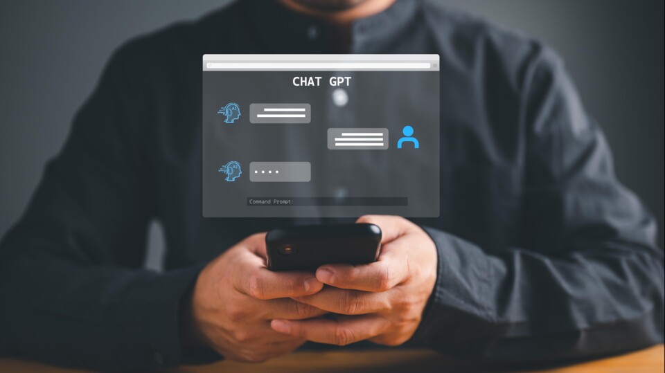 Iemand via mobiel in gesprek met AI