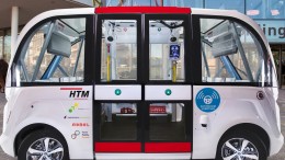 Zelfrijdende minibus in Den Haag de weg op