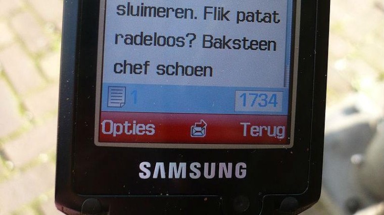 Omzet mobiele diensten daalt