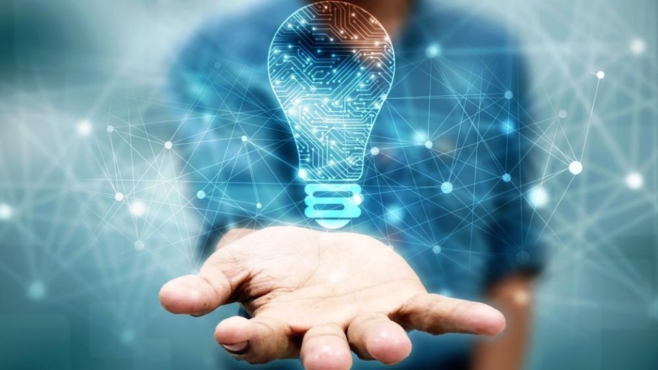 Hand  met lamp die digitale innovatie uitbeeldt