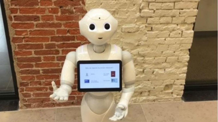 Robot 'Elvie' verrast baliebezoekers gemeente