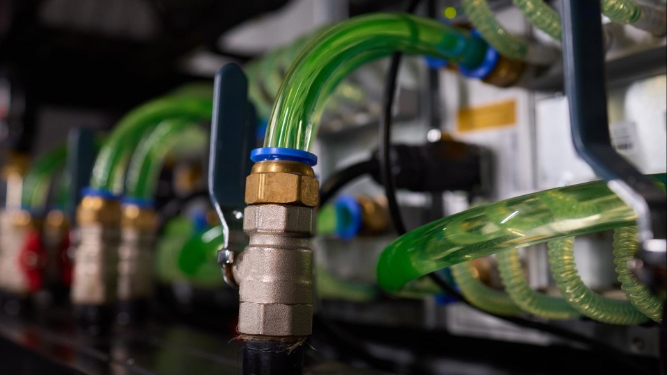 Detailopname van een systeem voor vloeistofkoeling in een datacenter