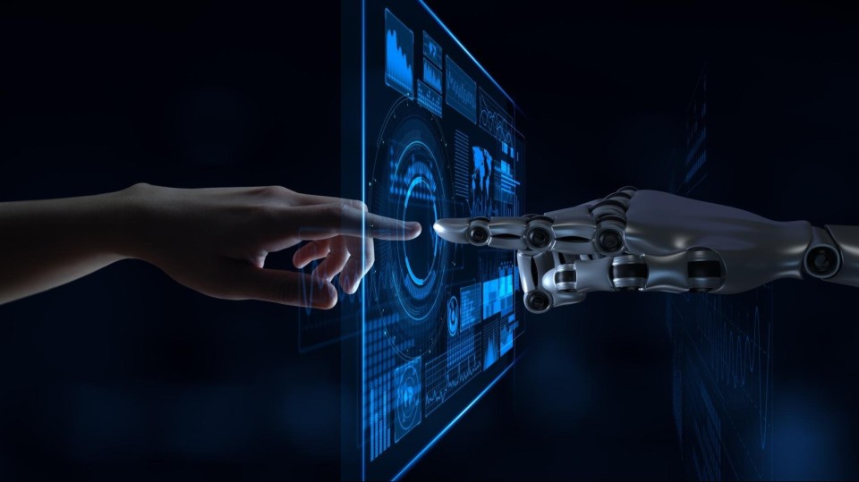 Menselijke hand en robot ramen samen een scherm aan