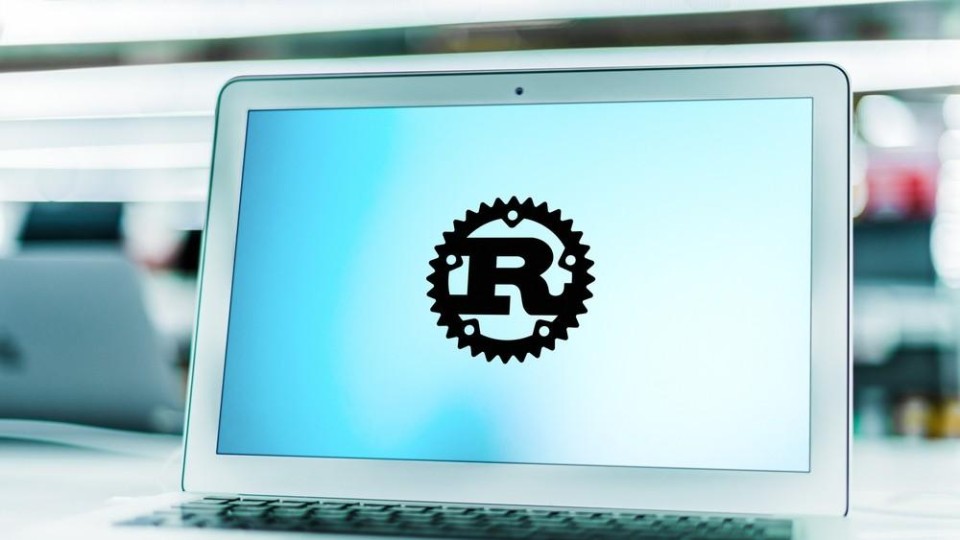 Laptop met op het scherm een plaatje van het logo van programmeertaal Rust