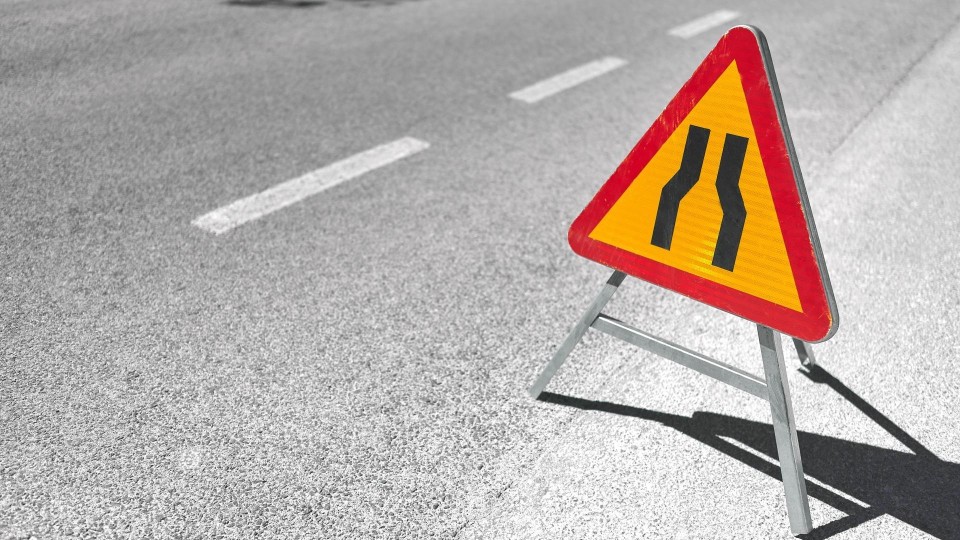 Waarschuwingsbord voor wegversmaliing