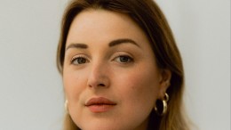 Kunstenaar Julia Janssen ontvangt Mozilla-award: ‘ik wil de impact van technologie tastbaar maken’