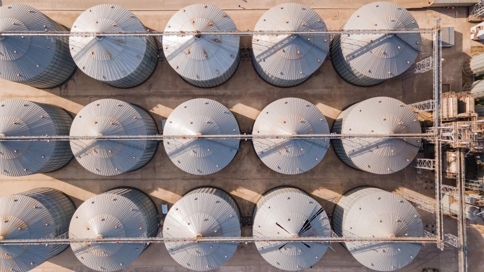 Complexe opstelling van silo's van bovenaf gezien