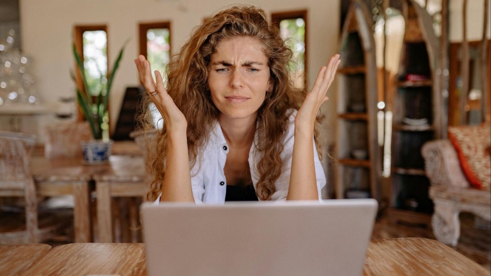 Gefrustreerde vrouw achter computer