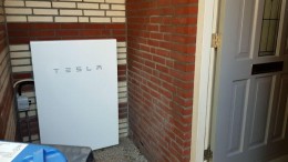 Een Tesla achter de kliko's levert geld op