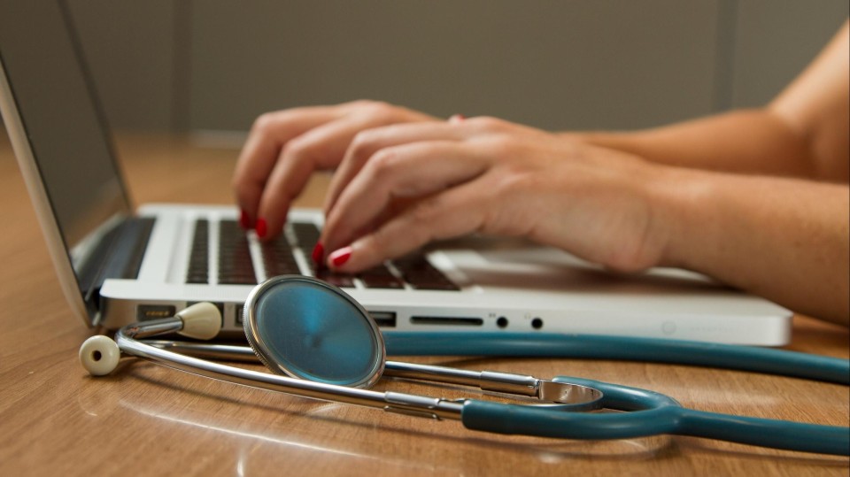 Dokter op laptop