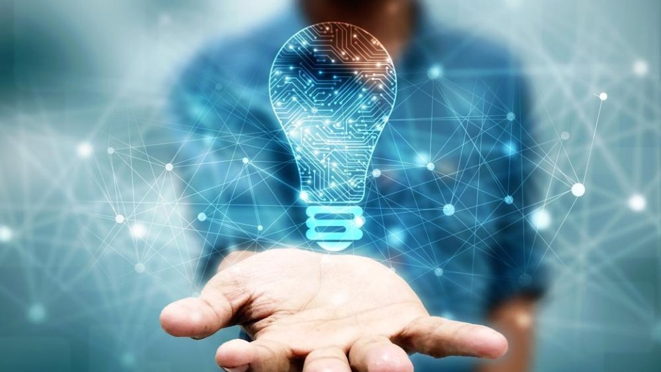 hand met projectie gloeilamp (inspiratie, innovatie) erboven