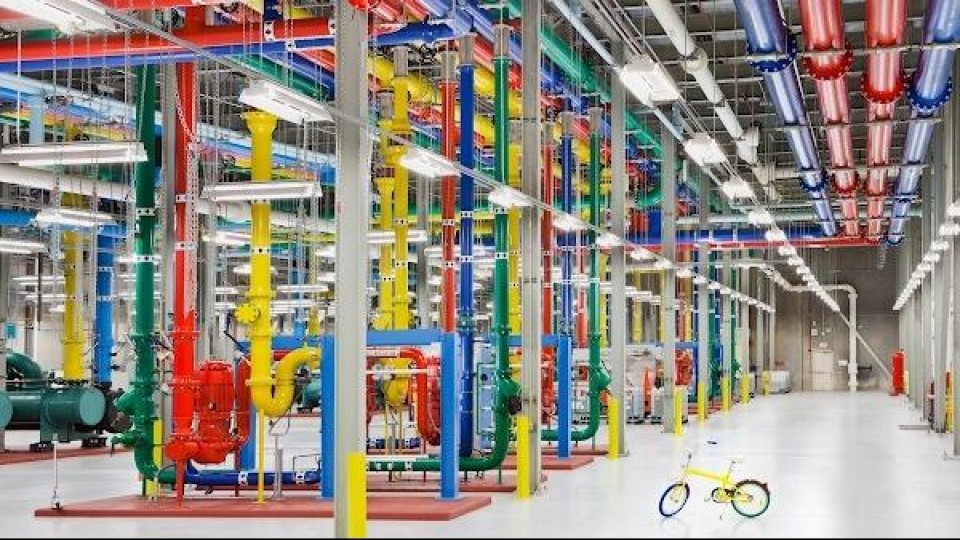 kleurrijke koelingsbuizen in Google-datacenter