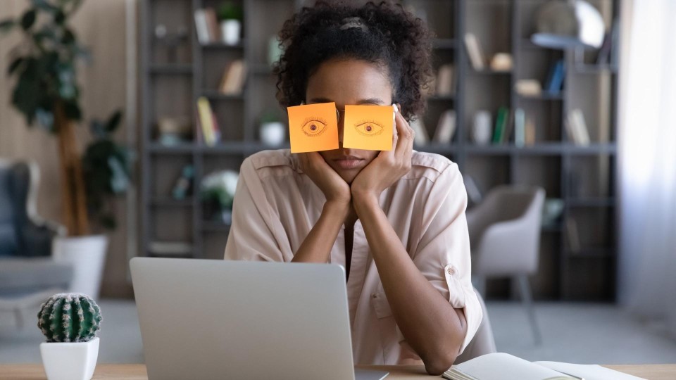 Verveelde vrouw achter laptop