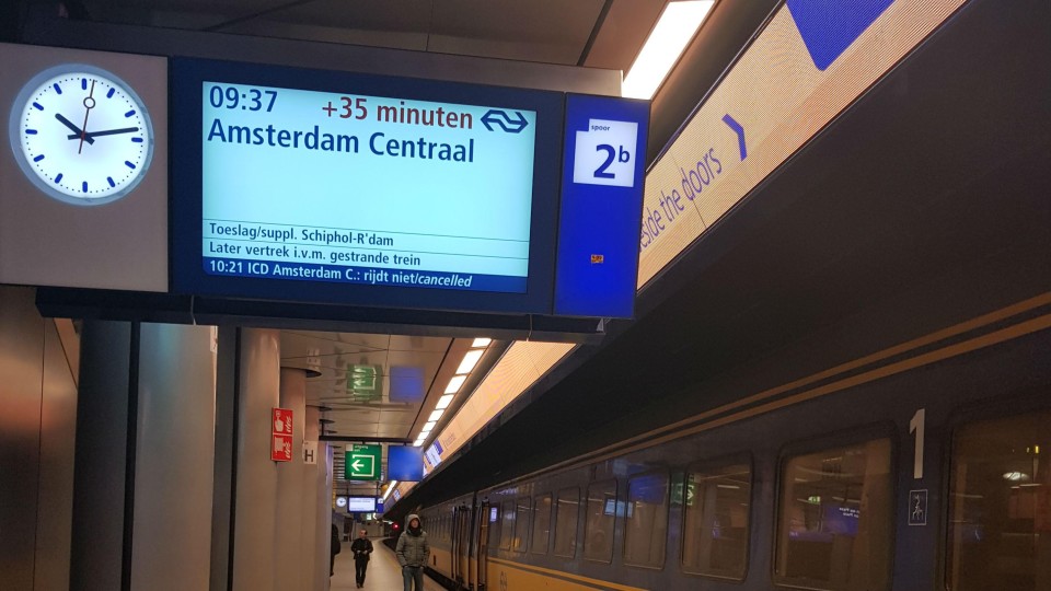 stationsbord met vertraging trein