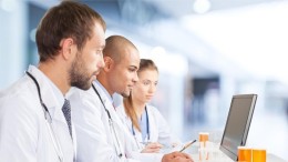 AI-chatbot van Google haalt voldoende in zwaar examen geneeskunde