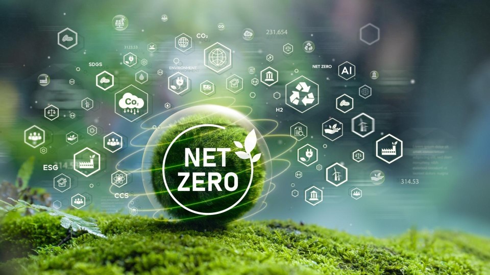 Glazen bolletje met plantaardige inhoud met daar omheen symbolen van circulariteit, energie, CO2 etc