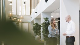 ‘Zorgmedewerkers moeten bezig zijn met mensen' ‘Zorgmedewerkers moeten bezig zijn met mensen'